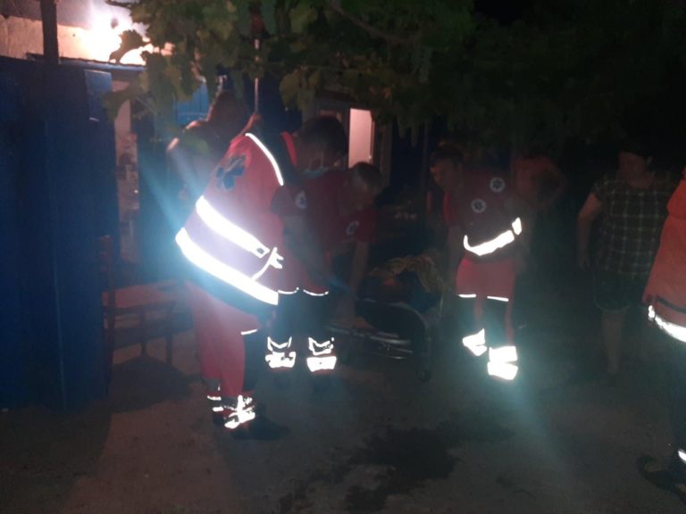 (Фото) В селе Копчак пожарные спасли 69-летнюю женщину, упавшую в колодец