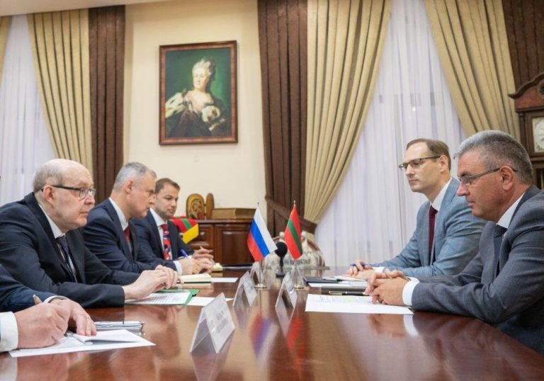 Красносельский пожаловался делегации из РФ на проблемы с паспортами и пенсиями