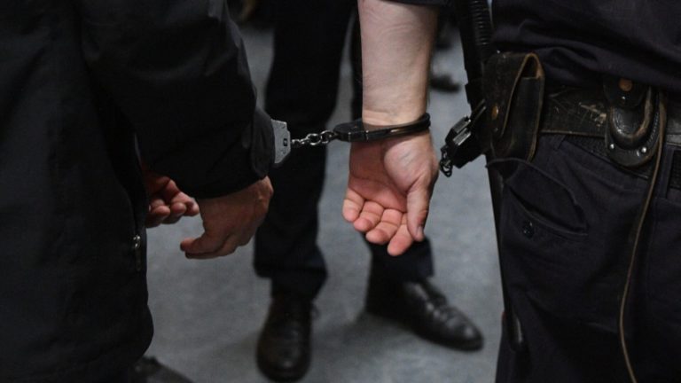 В Новосибирске по подозрению в надругательстве над школьницами задержали бывшего вагнеровца
