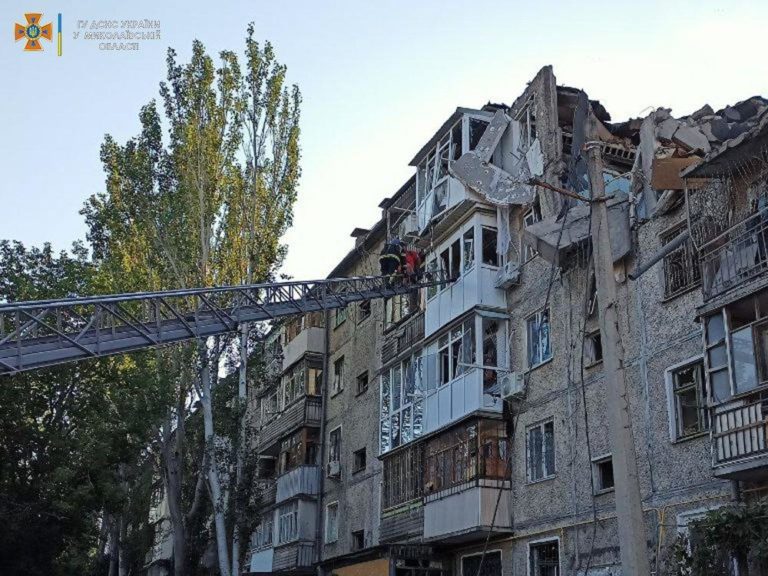 (Видео) В Николаеве из-за обстрелов в 7 многоэтажках повыбивало более 200 окон