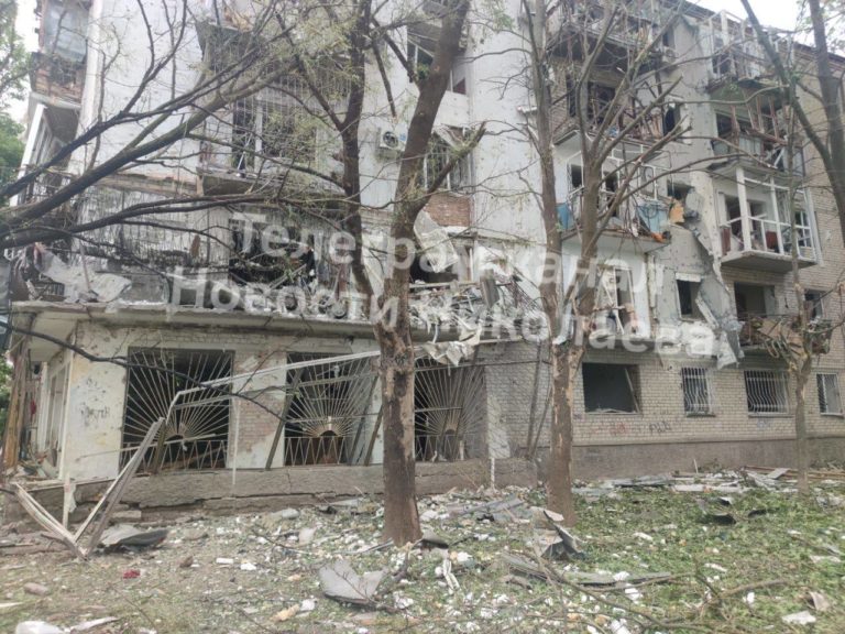 (Фото) В результате ночного обстрела Николаева погиб 1 человек, ещё 6 ранены