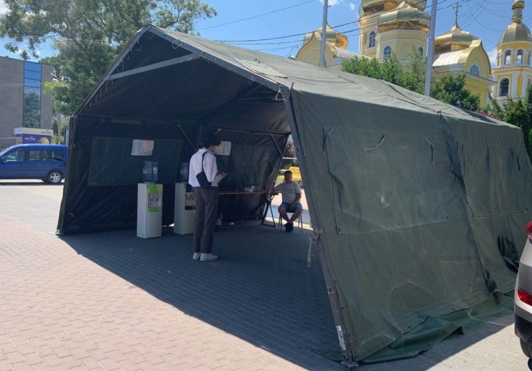 На центральной площади Комрата установили палатку, где можно спрятаться от жары