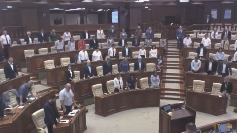 В парламенте почтили минутой молчания жертв удара по Виннице
