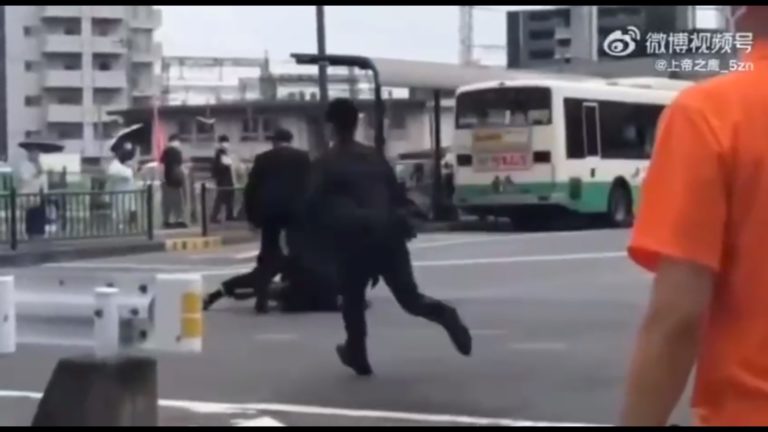 (ВИДЕО) Момент выстрелов в бывшего премьер-министра Японии Синдзо Абэ