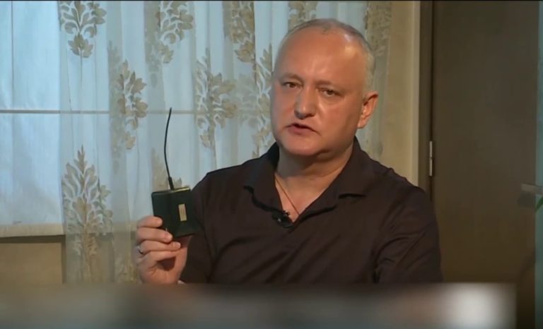 (Видео) Игорь Додон жалуется на прослушку в браслете для слежения