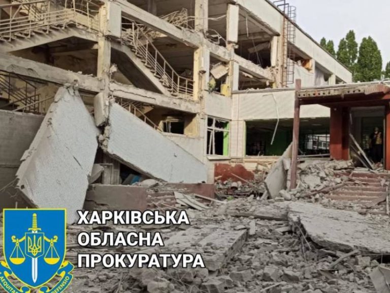 Ракетные удары по Харькову и области. Ранен мужчина, разрушено учебное заведение