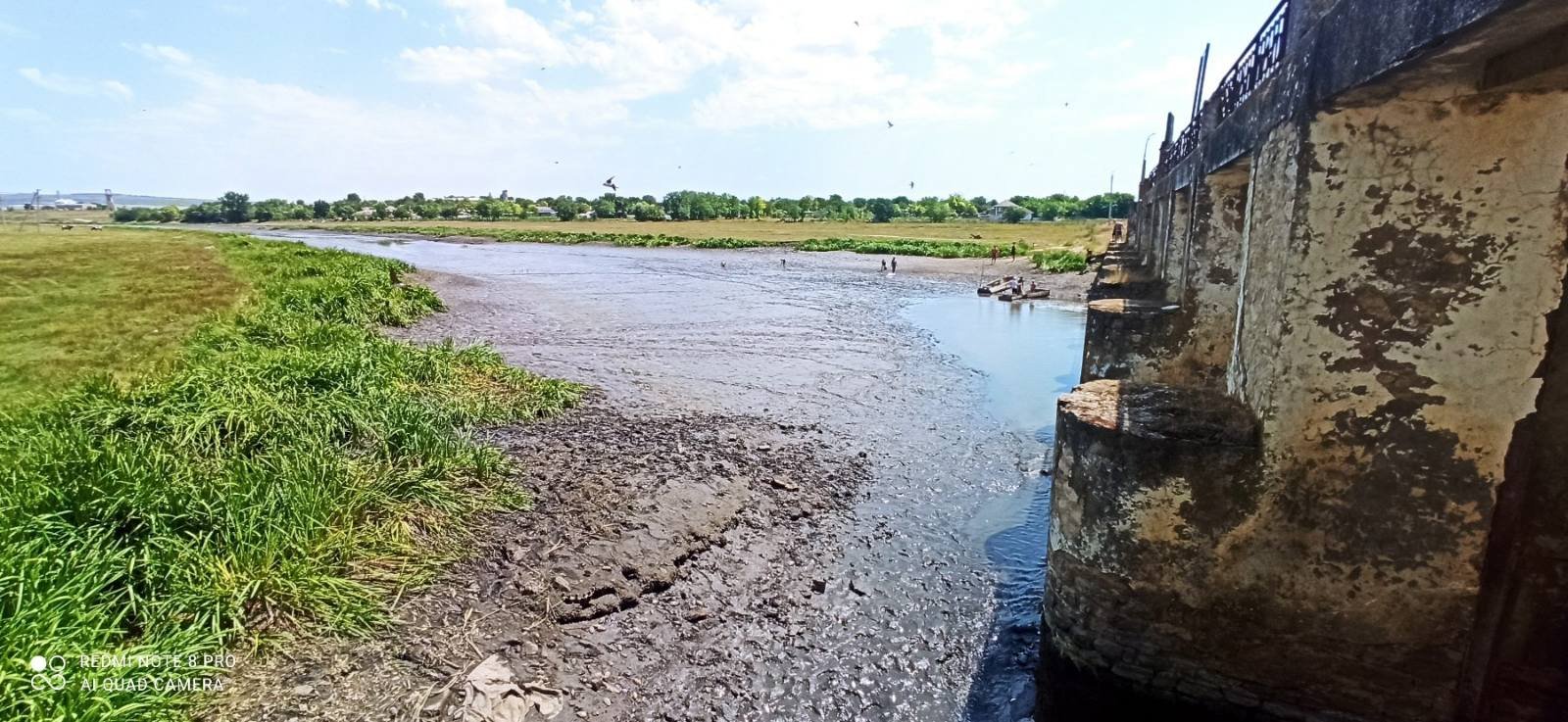 Люди перегородили реку. Река Реут в Молдове. Дамба на реке. Загрязнение реки Реут. Плотина перекрыла реку.