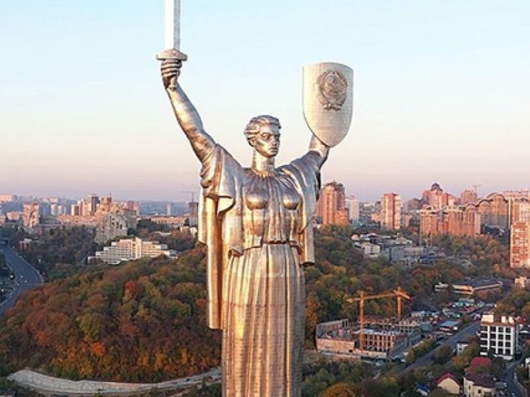 Со щита «Родины-матери» в Киеве снимут советский герб