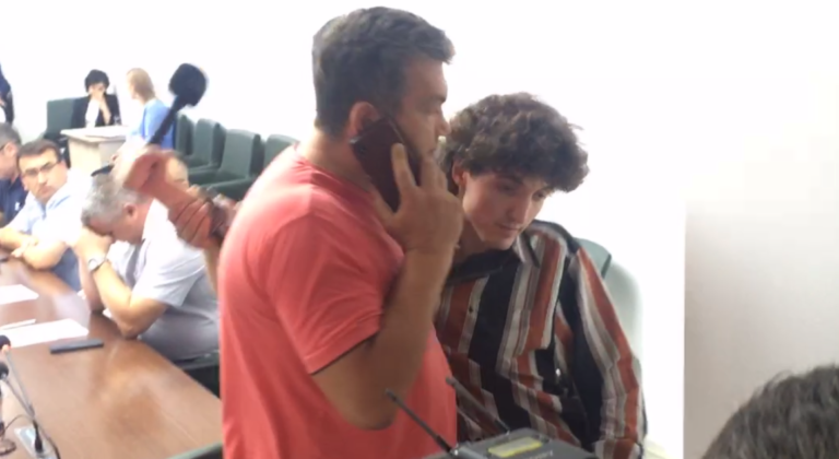 «Возле двери стой»: Как журналиста вытолкали из зала заседаний НСГ и причем тут дело гагаузских диверсантов