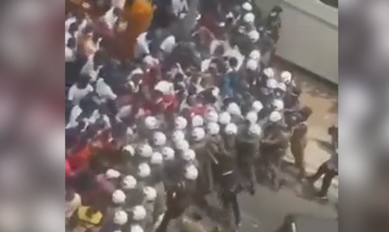 (Видео)Протестующие ворвались в резиденцию президента Шри-Ланки