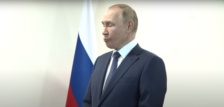 ФОТО/ВИДЕО ДНЯ: Эрдоган заставил Путина неловко стоять и ждать перед переговорами в Тегеране