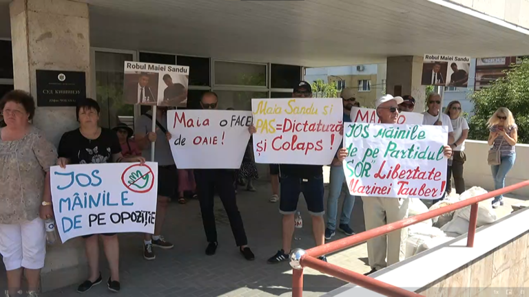 (Видео)Сторонники «Шор» протестуют перед зданием суда где рассматривают дело Таубер