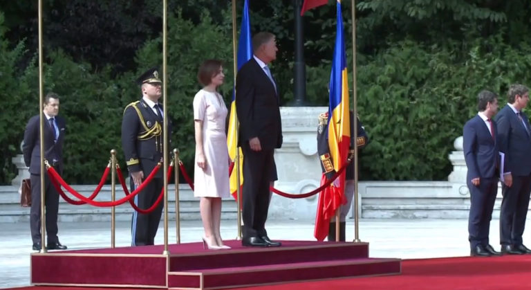 (LIVE) Официальная церемония встречи президентки Молдовы Санду с президентом Румынии Йоханнисом