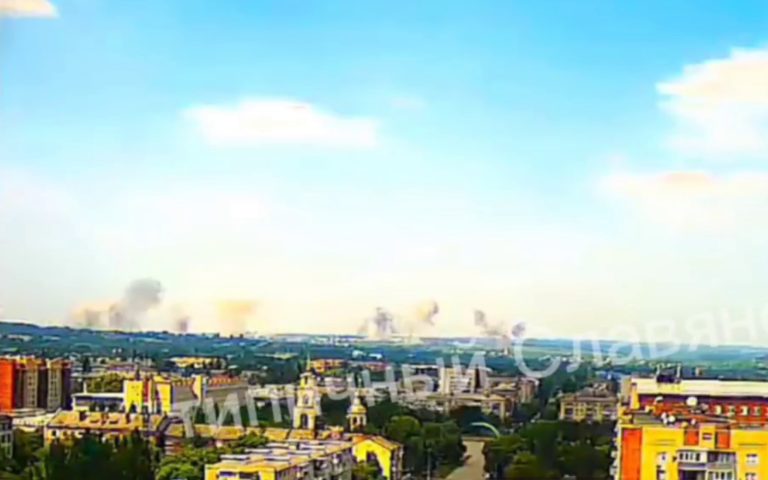 В Славянске в результате российских обстрелов погибло минимум 6 человек, 15 ранены. Власти призывают жителей эвакуироваться