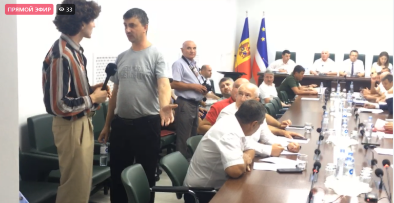 Полиция «оправдала» сотрудника Народного собрания Гагаузии, который силой вытолкал журналиста nokta