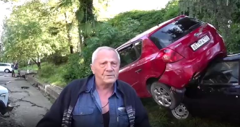 (ВИДЕО/ФОТО) В Сочи из-за сильного ливня затопило улицы, дома и смыло машины. Есть погибший