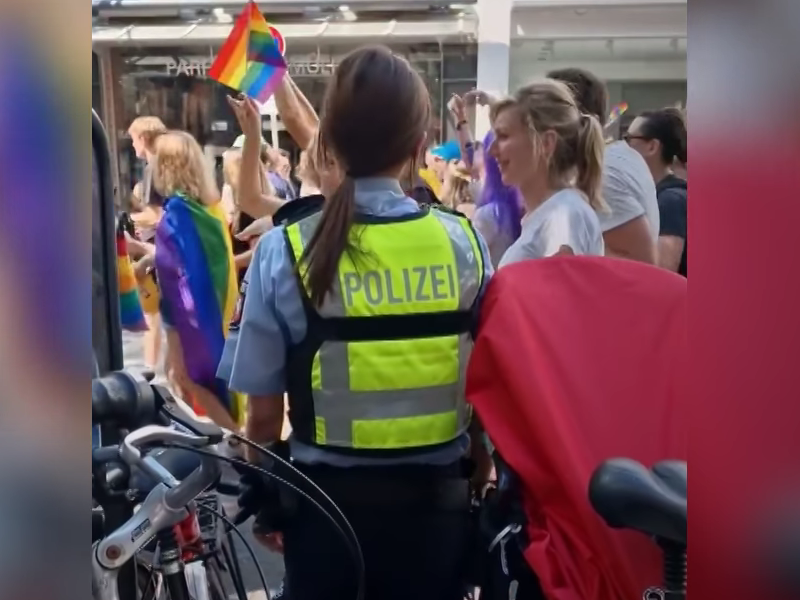 Немецкие чиновники вывешивают радужные флаги в знак солидарности с ЛГБТ-сообществом