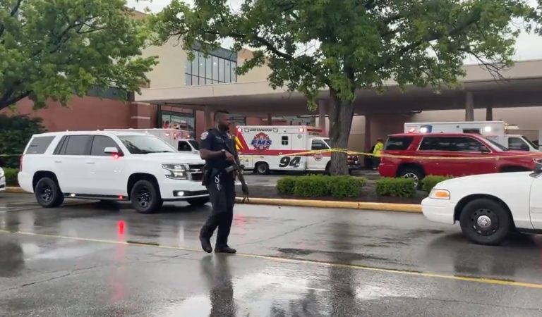 В США три человека погибли и еще двое получили ранения в результате стрельбы в торговом центре