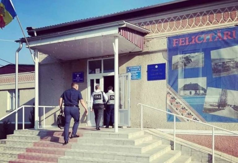 Примара села в Единецком районе обвиняют в присвоении зарплат работников