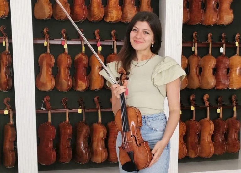 Скрипачка из Молдовы получила скрипку Страдивари 1699 года