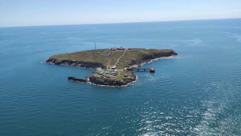 На Змеином установили украинский флаг в знак завершения операции по освобождению острова
