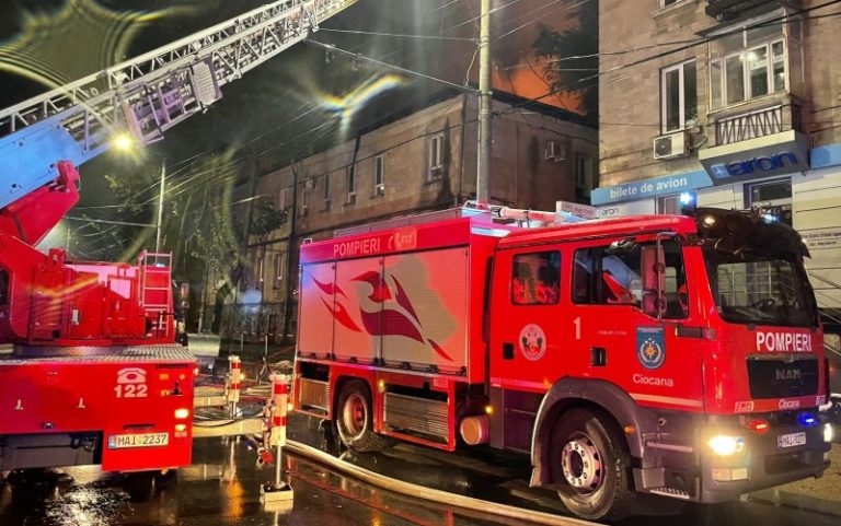 Полыхавшая двухэтажка в центре Кишинева — пожарные выдвинули три версии пожара