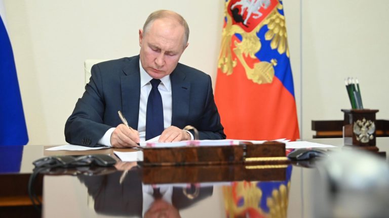 Путин возродил звание «Мать-героиня». Его присваивали в Советском Союзе