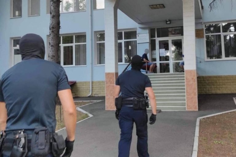 Взятка за срочность: до 1000 евро сотрудники ANSA в Кишиневе получали за выдачу сертификатов на экспорт товаров