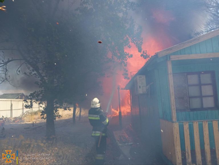 (ВИДЕО) В Затоке в Одесской области загорелась база отдыха