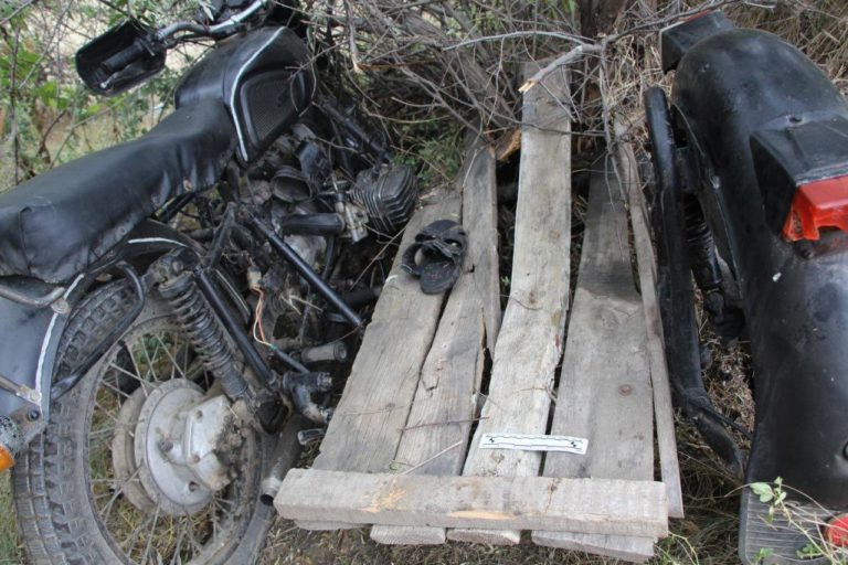 (Фото) Авария в Фалештах: мотоциклист погиб на месте, а пассажир сбежал с места аварии
