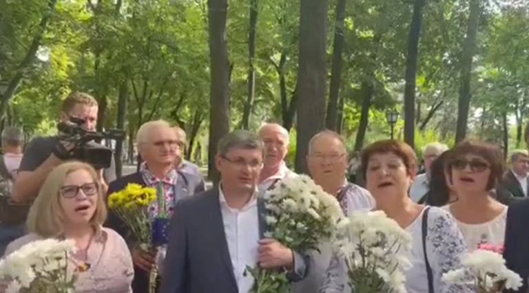 (ВИДЕО) На Limba noastră депутаты и члены PAS спели песню о румынском языке