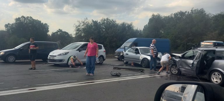 (Фото) Цепная авария в столице — несколько автомобилей столкнулись на Ботанике