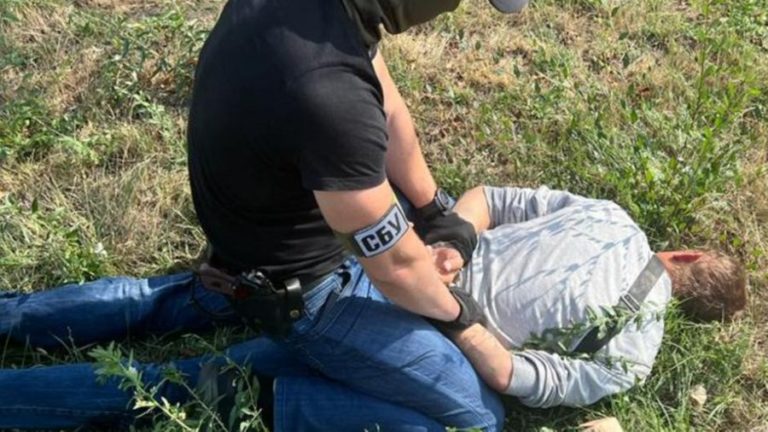 (ФОТО) В Одесской области задержан пограничник, нелегально переправлявший военнообязанных через границу