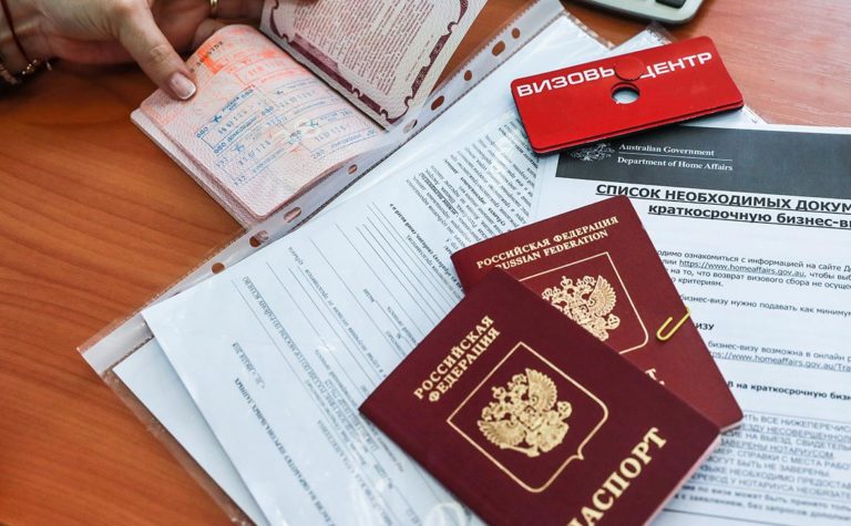 Страны ЕС приостановили выдачу виз россиянам по упрощённой схеме, но полного запрета не будет