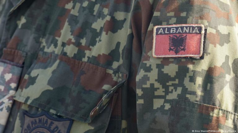 В Албании двое россиян и украинец пытались проникнуть на военный завод. Пострадали двое солдат
