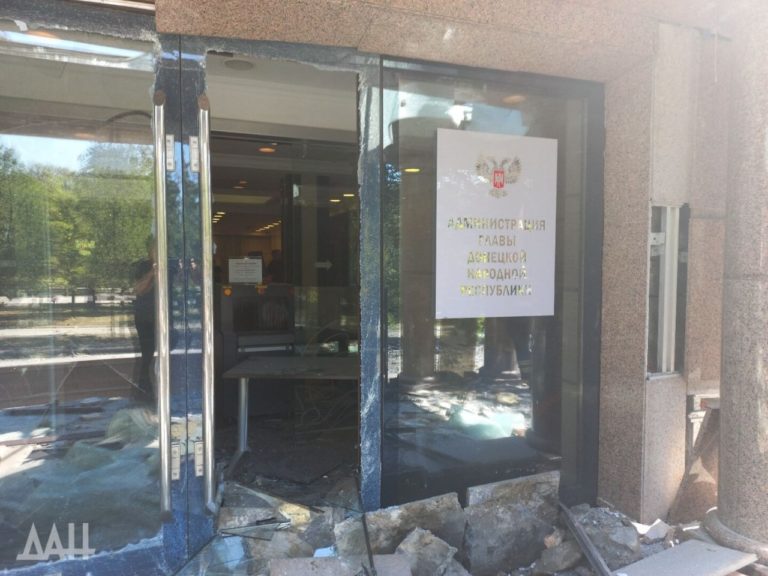 (ФОТО) В Донецке обстреляли здание оккупационной администрации