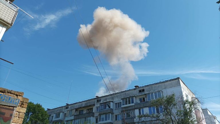 (ВИДЕО) Очевидцы сообщили о взрывах в поселке Новофедоровка в Крыму. Там расположен военный аэродром