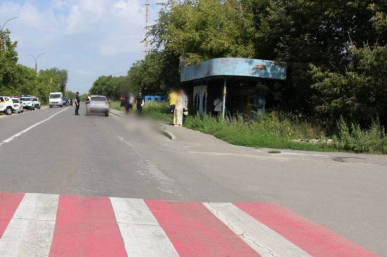Скончался ребёнок, которого с бабушкой сбила машина на пешеходном переходе в Единцах