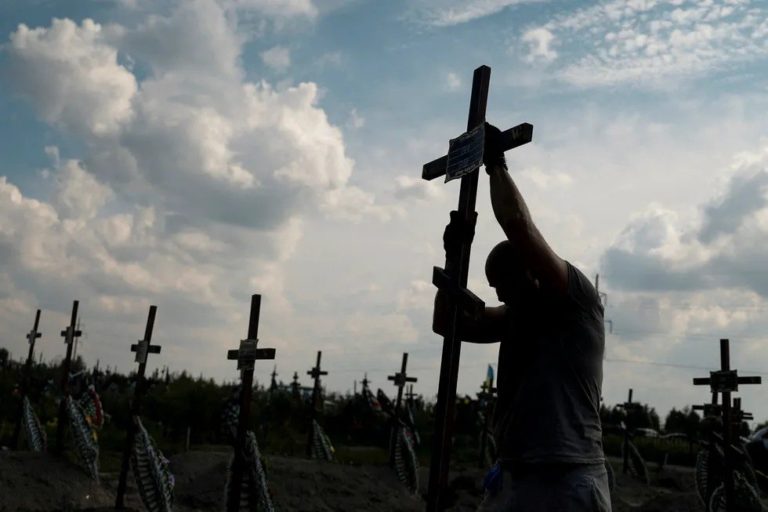 ФОТО ДНЯ: Волонтёр устанавливает крест с номером на могиле жителя Бучи