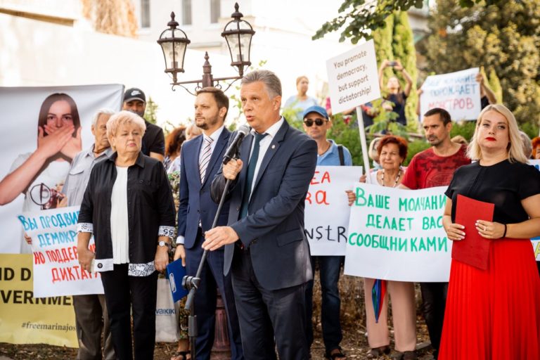 Партии «Шор» и ПКРМ вновь вышли с протестами, на этот раз — к посольству США
