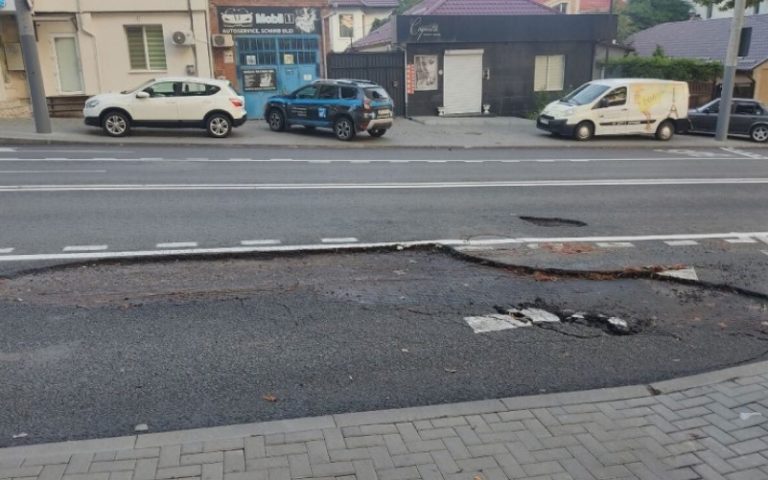 (ФОТО) Ливень размыл асфальт на одной из улиц Кишинёва, с момента ремонта прошёл год