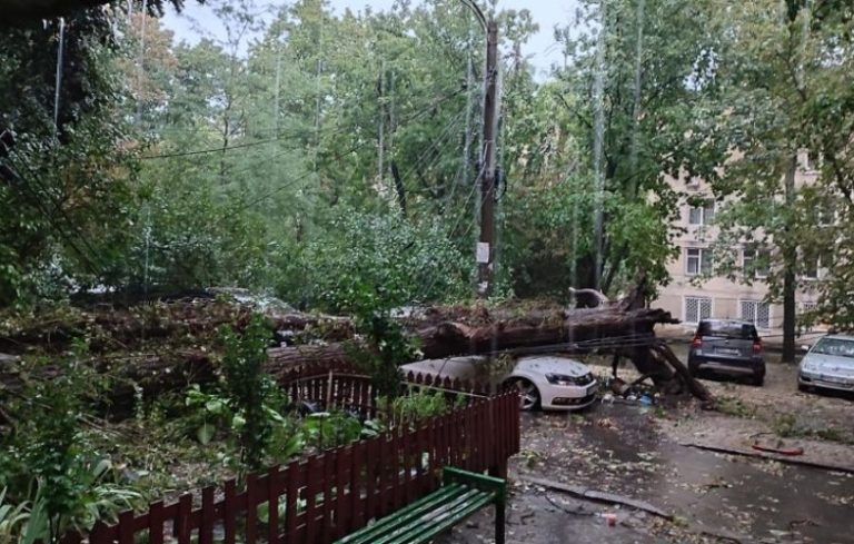 Последствия дождя в Кишиневе: ураган сорвал крышу многоэтажки. Люди боятся, что их квартиры снова затопит