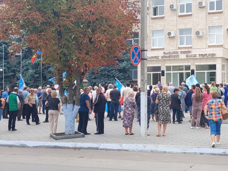 Митинг в Комрате: организаторы пошли говорить с Ириной Влах в ее кабинете, прессу не пустили