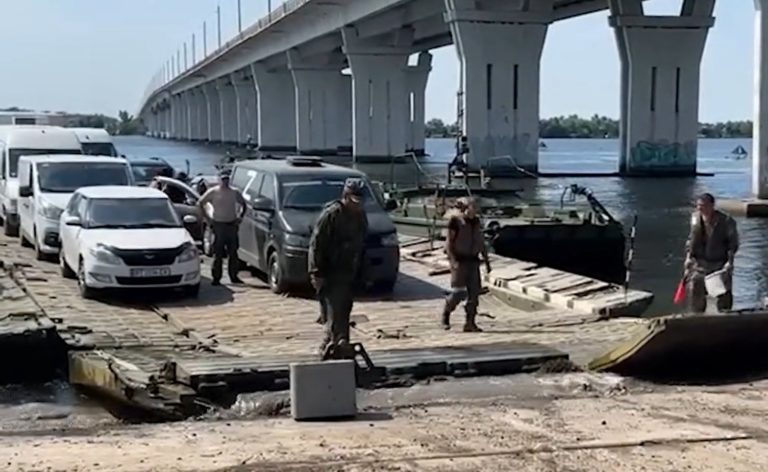 Британская разведка: российские войска хотят использовать под Херсоном гражданскую переправу для военных целей