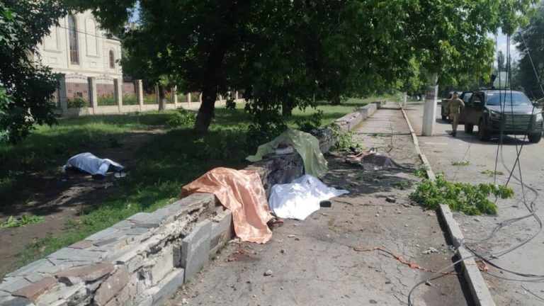 (ФОТО) Обстрел в Торецке Донецкой области: погибли 8 человек, повреждены дома и церковь