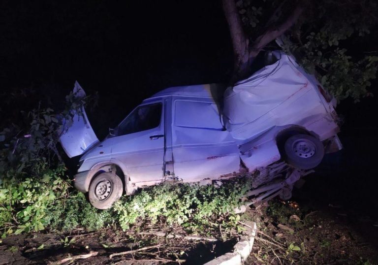 (Фото) Полуночная авария в Страшенах: водитель не справился с управлением и слетел с дороги