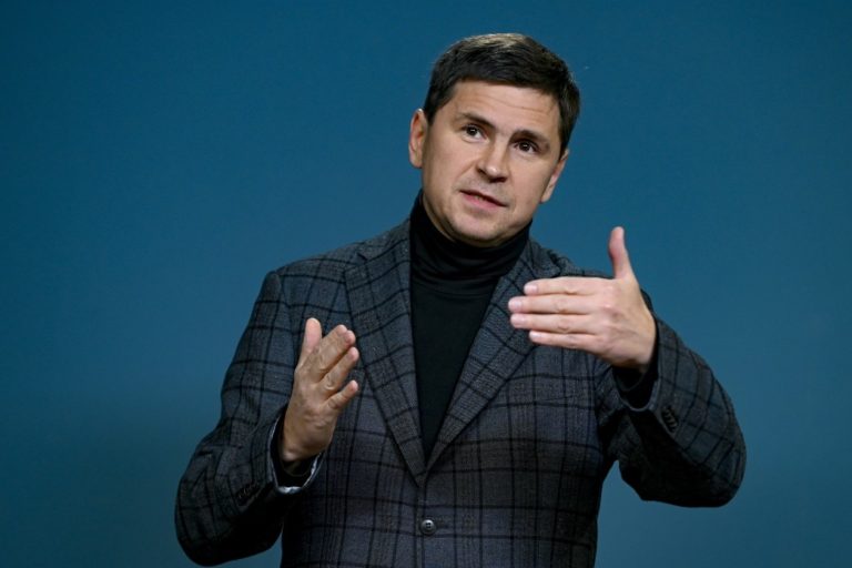 Подоляк раскритиковал иностранные посольства за призыв к согражданам покинуть Украину