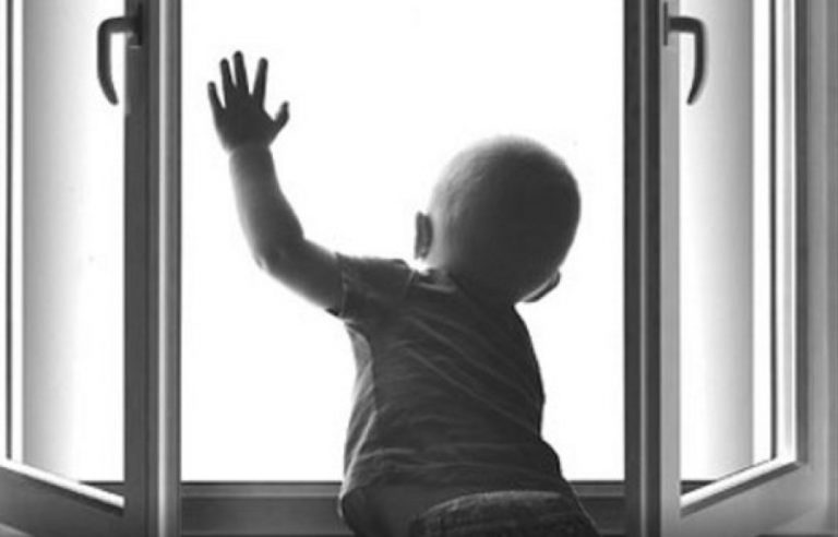 В Бендерах 4-летний ребёнок выпал из окна второго этажа