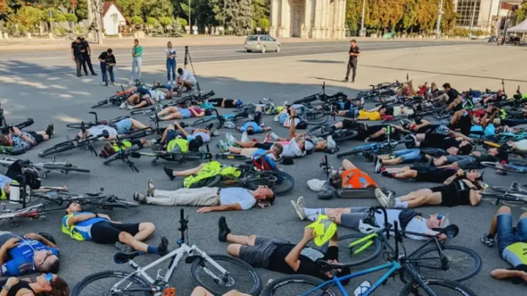 (ФОТО) Протест велосипедистов в Кишиневе: «умерли» перед правительством