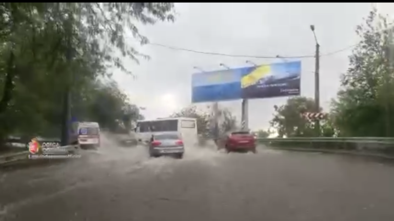 (Видео) Мощный ливень в Одессе: улицы превратились в реки